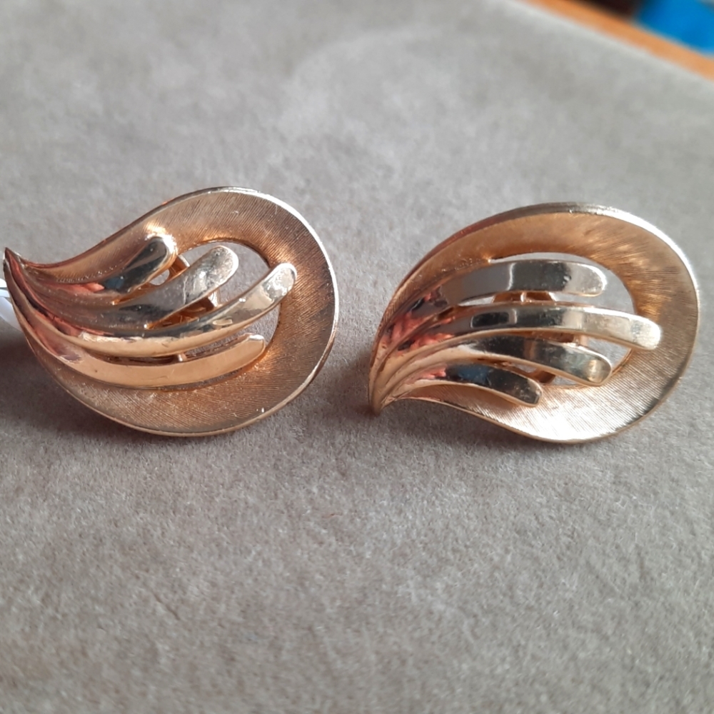Vintage Crown Trifari Gold Clip-on Earrings